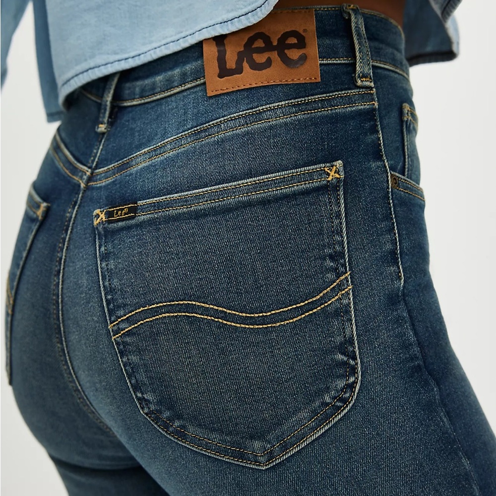 NWTS LEE HIGH-RISE EVER FIT FLARE JEANS (M)